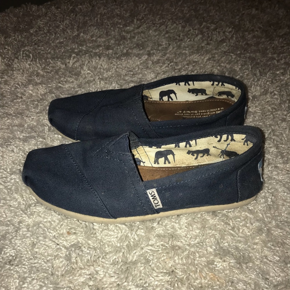 navy blue TOMS women’s size 5